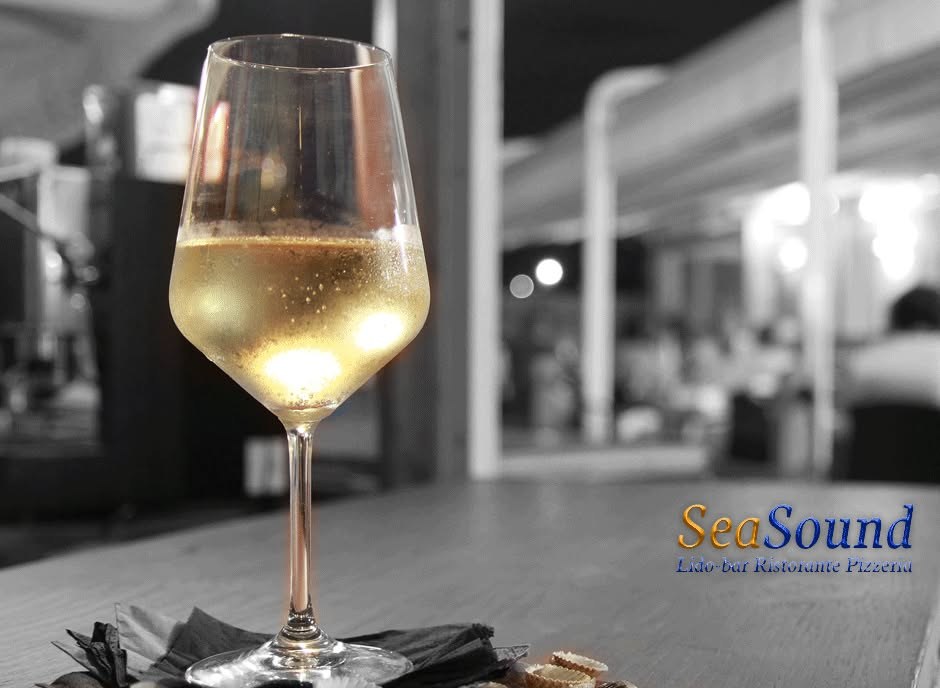 Calice di vino bianco al SeaSound bar