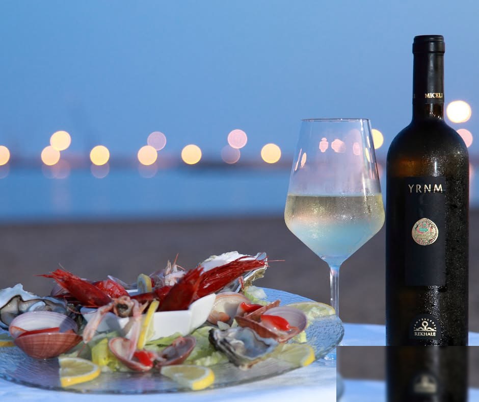 Vino e crudità sul mare di notte